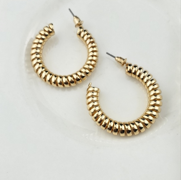 💫5/$25 UNIQUE Gold Spiral Hoops - Picture 4 of 4